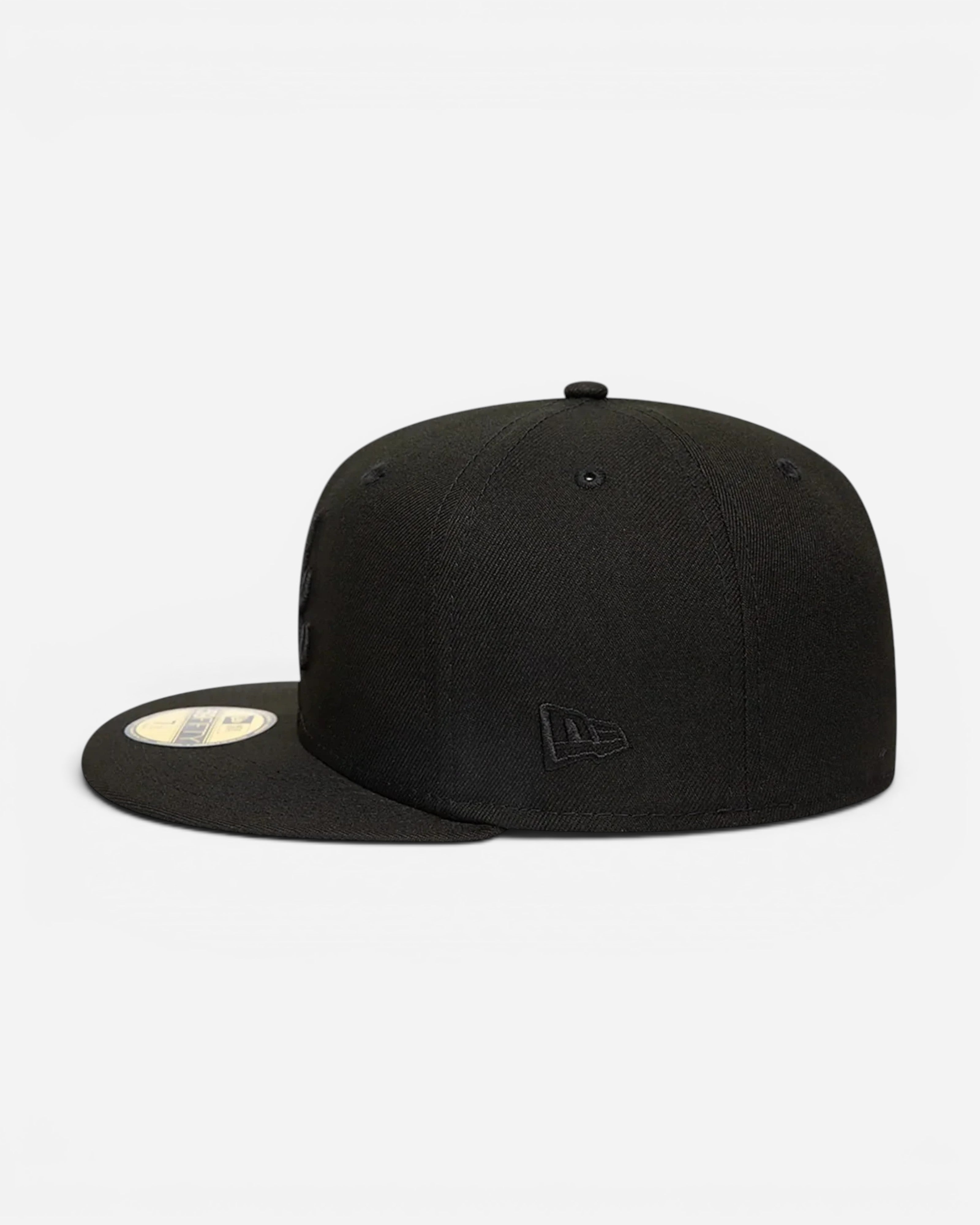 Astrofat black Atlanta Braves 59FIFTY fitted cap with a structured crown, flat visor, and side New Era embroidery.