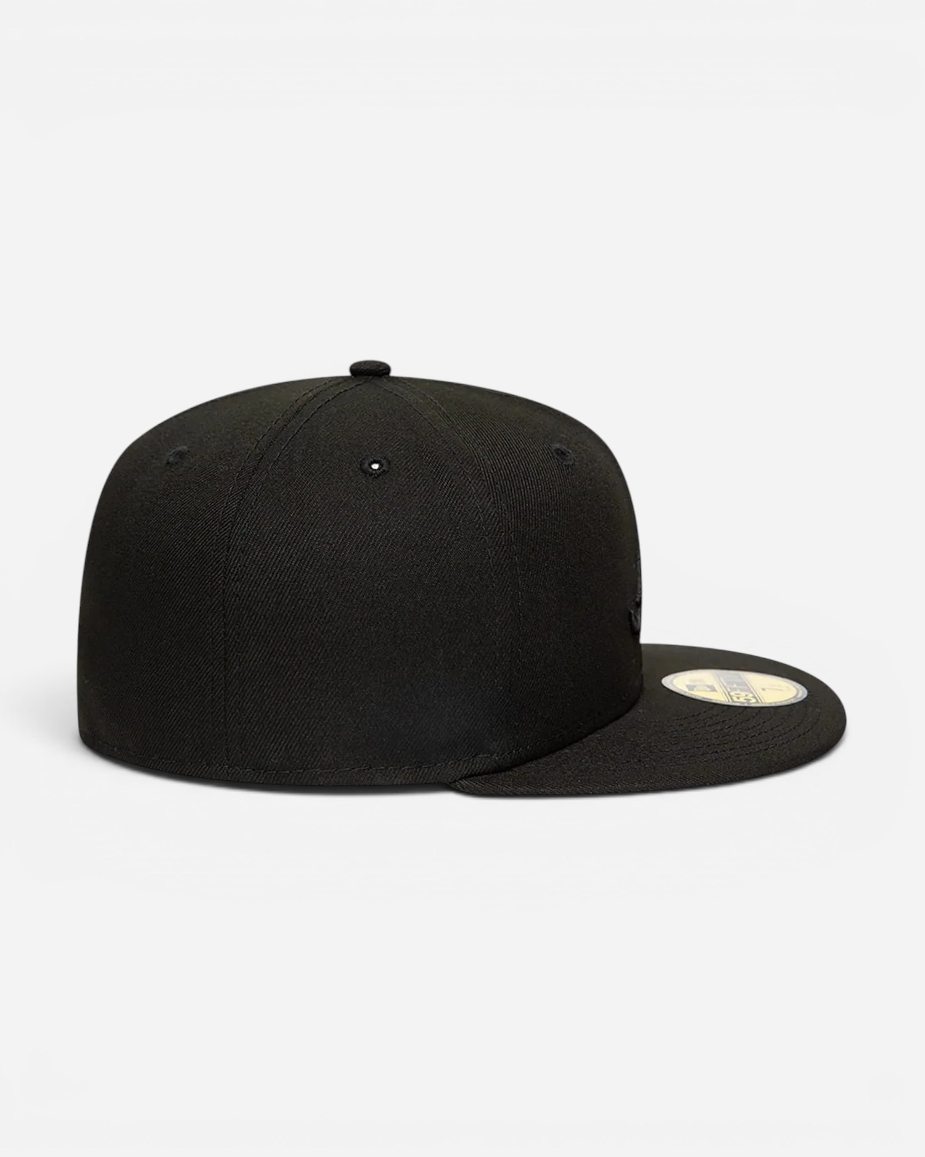 Astrofat 59FIFTY Atlanta Braves essential black fitted cap with a structured crown and flat visor, side profile view.