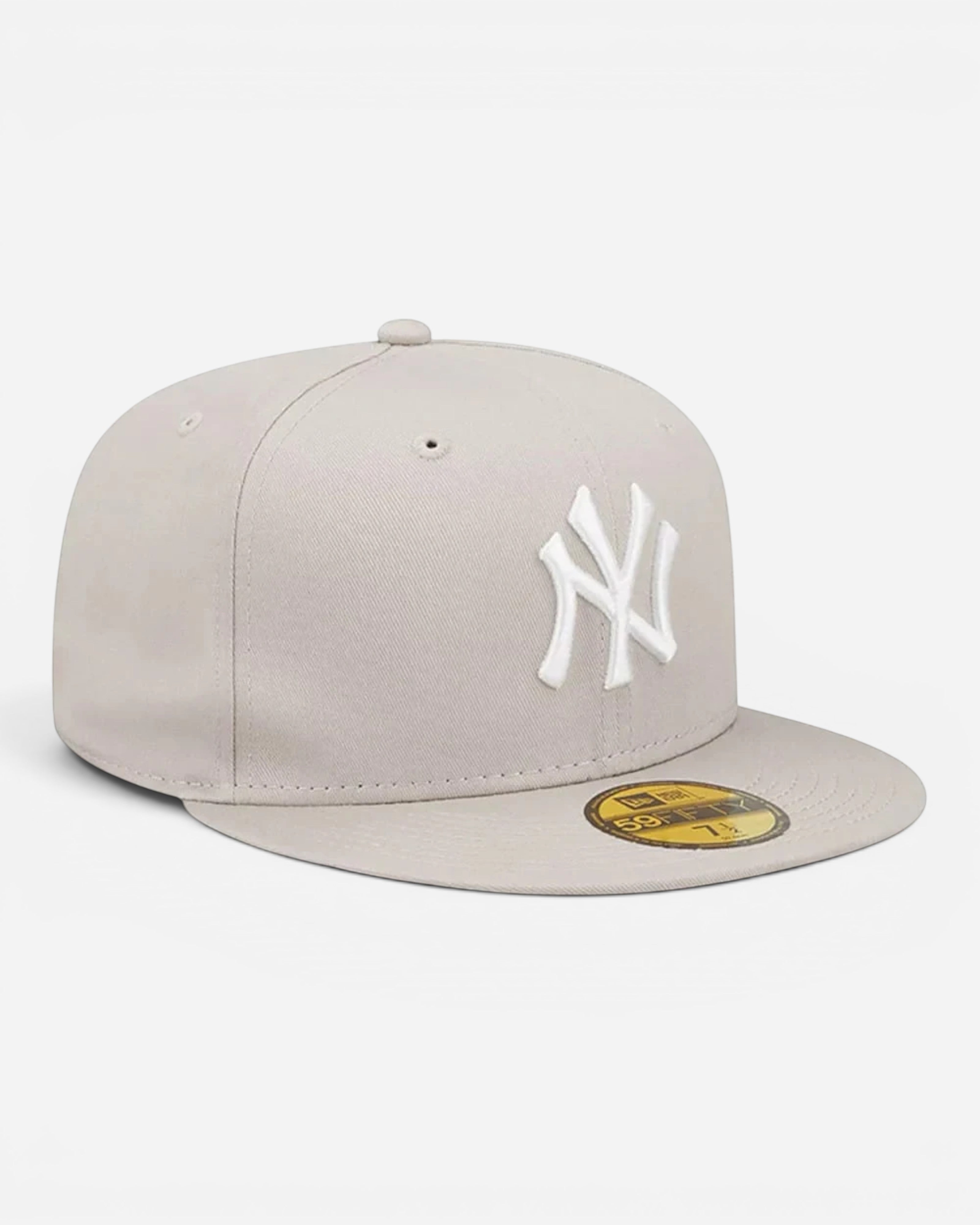 Astrofat cream 59FIFTY New York Yankees fitted cap with a structured crown, flat visor, and white embroidered logo.