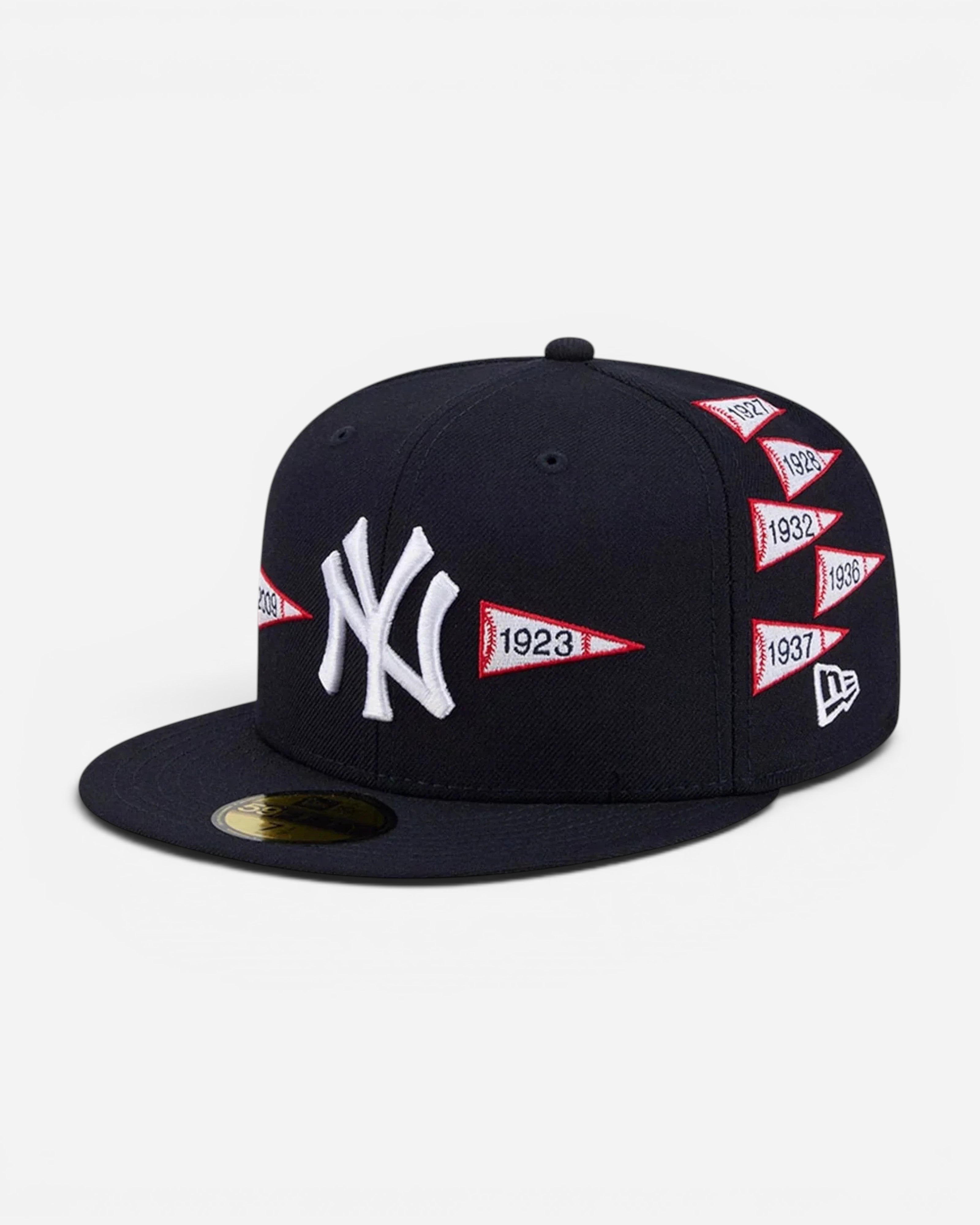 Astrofat New York Yankees 59FIFTY fitted cap in navy blue with embroidered team logos and vintage pennant patches.