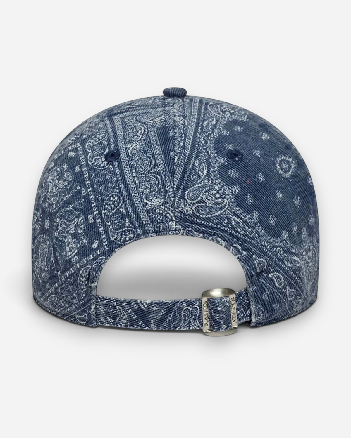 Astrofat New York Yankees 9TWENTY cap in navy blue washed paisley print with an adjustable metal strapback closure.