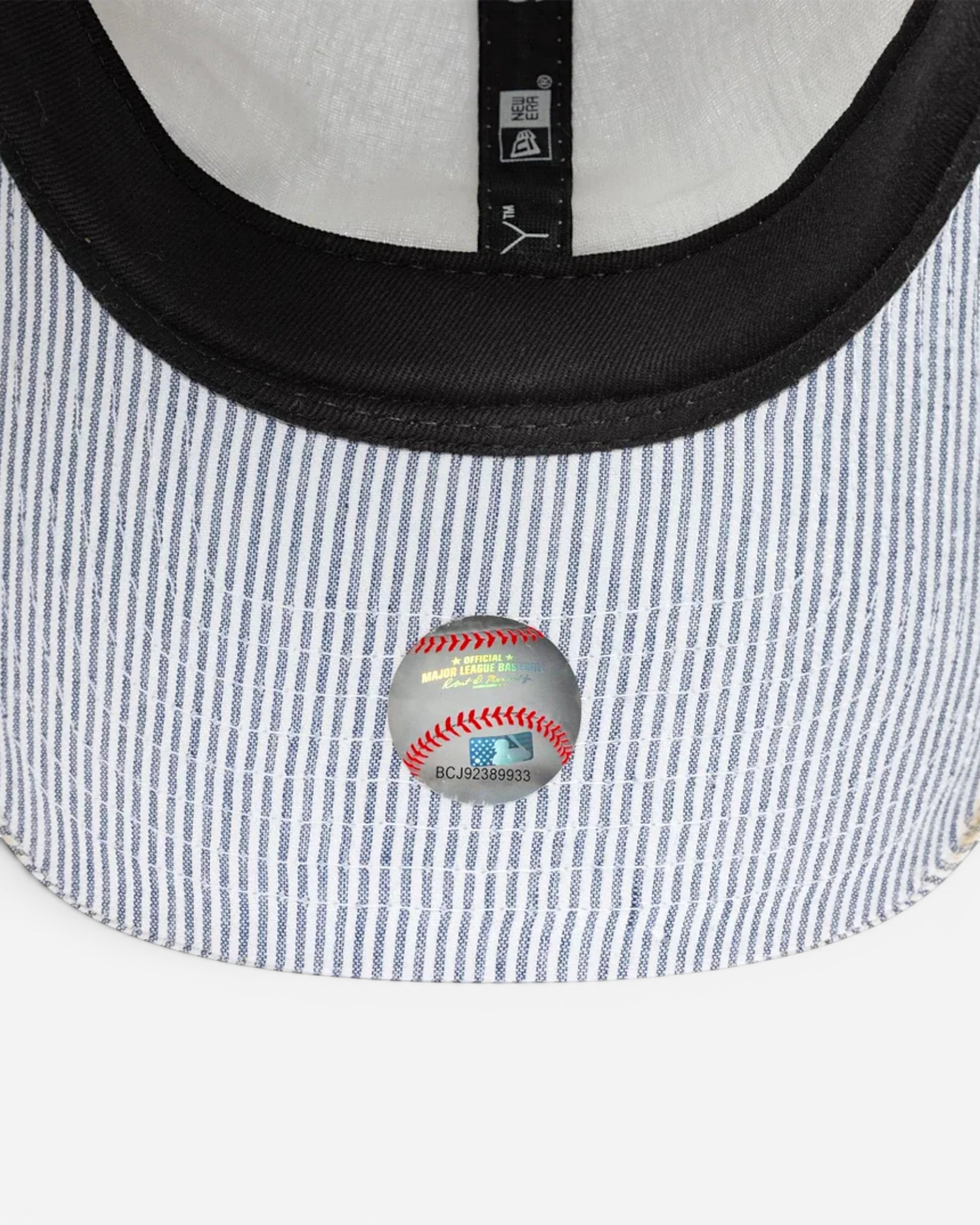 Astrofat 9TWENTY New York Yankees MLB Seersucker cap in navy and white stripe seersucker fabric with a curved brim and adjustable strapback.