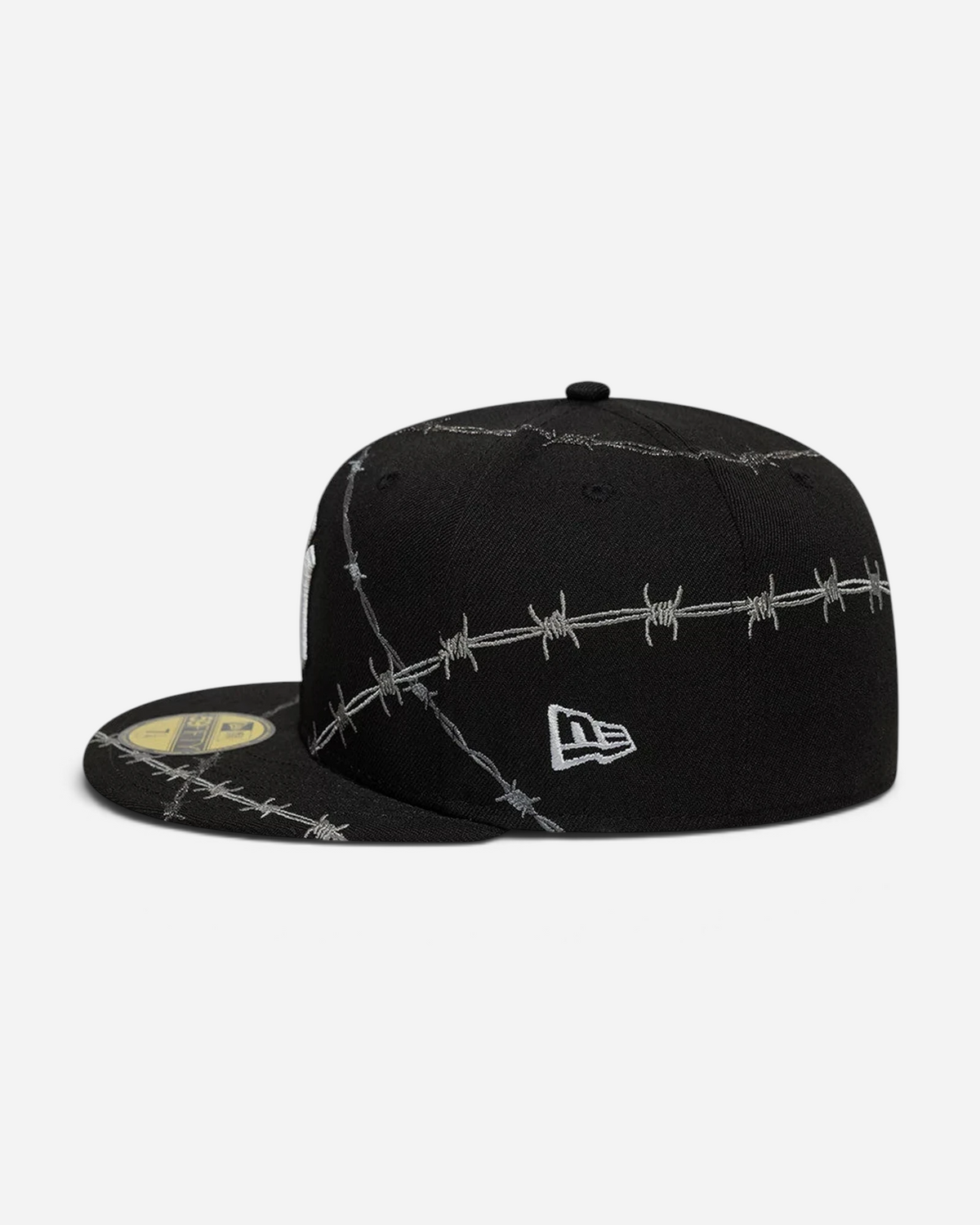 Astrofat New York Yankees 59FIFTY fitted cap in navy with embroidered barbed wire detailing and flat visor.